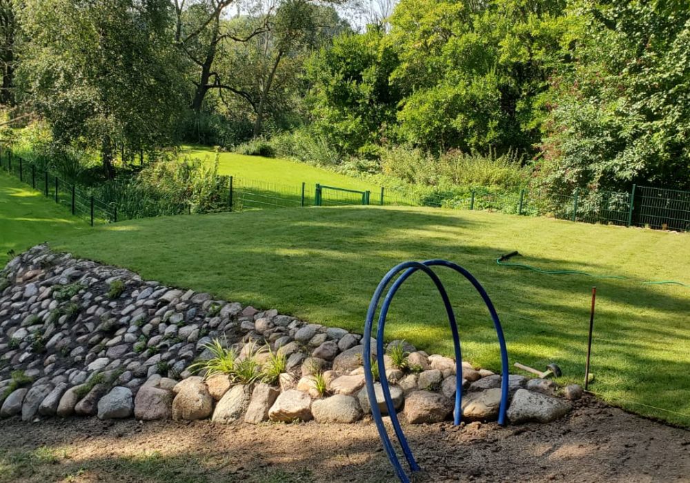 Landschaftsbau-Wiese-und-Steine